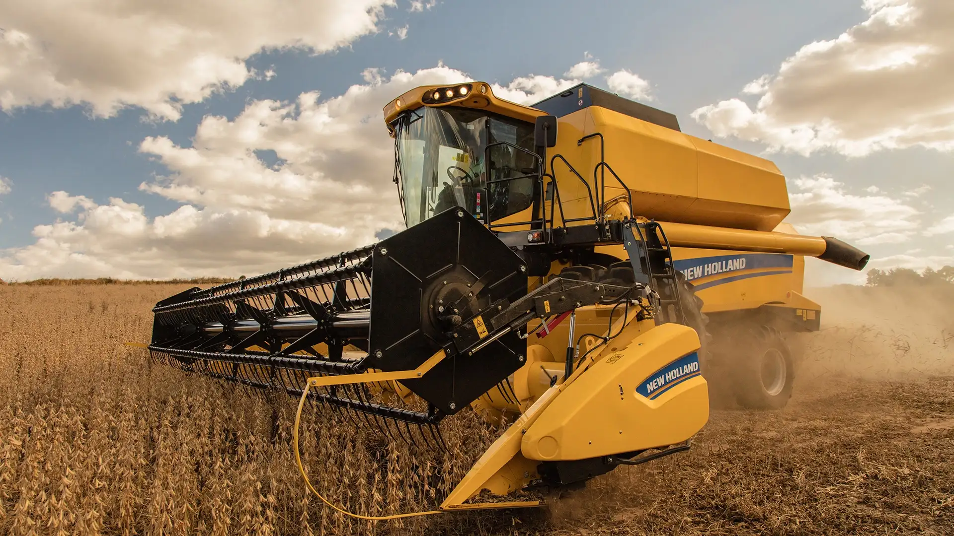 colheitadeiras-new-holland-modelo-tc-em-campo-lateral-esquerda