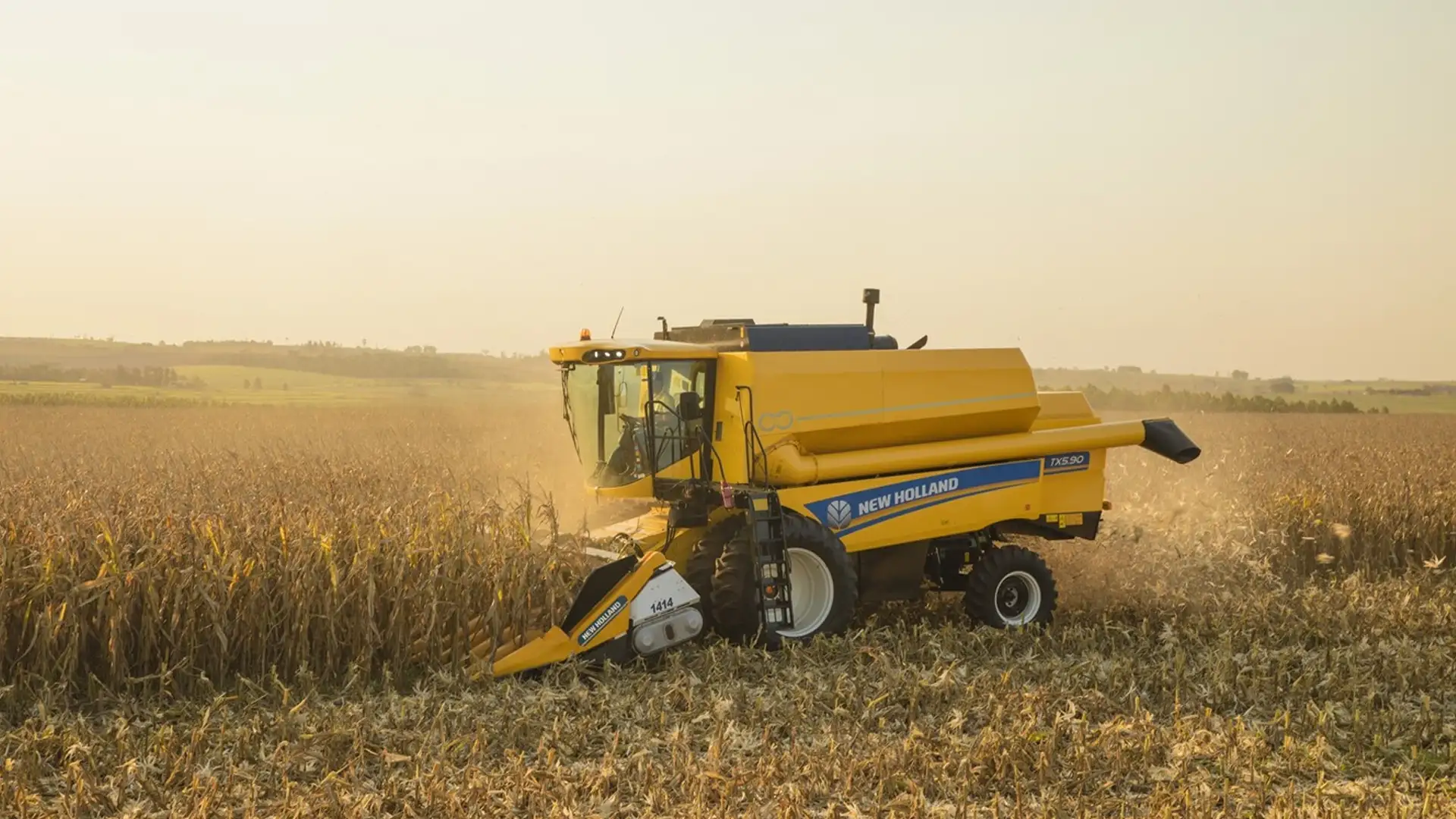 colheitadeiras-new-holland-modelo-tx-em-campo-visao-lateral-esquerda[1]