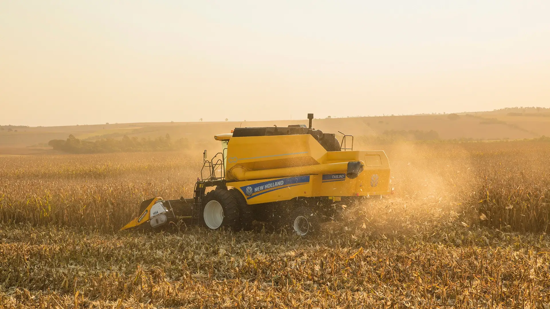 colheitadeiras-new-holland-modelo-tx-em-campo-visao-traseira[1]