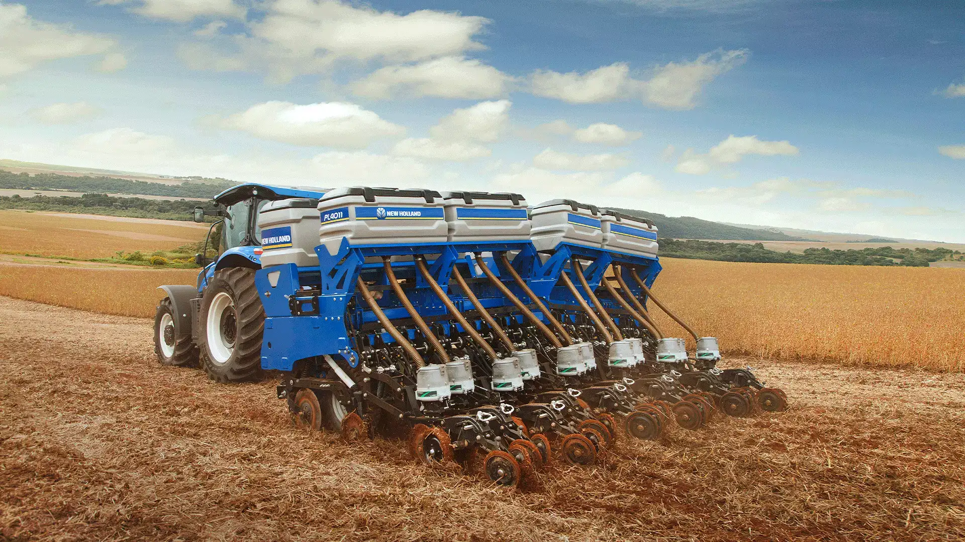 equipamentos_plantadeiras_pl4000_em_campo_visao_traseira_esquerda