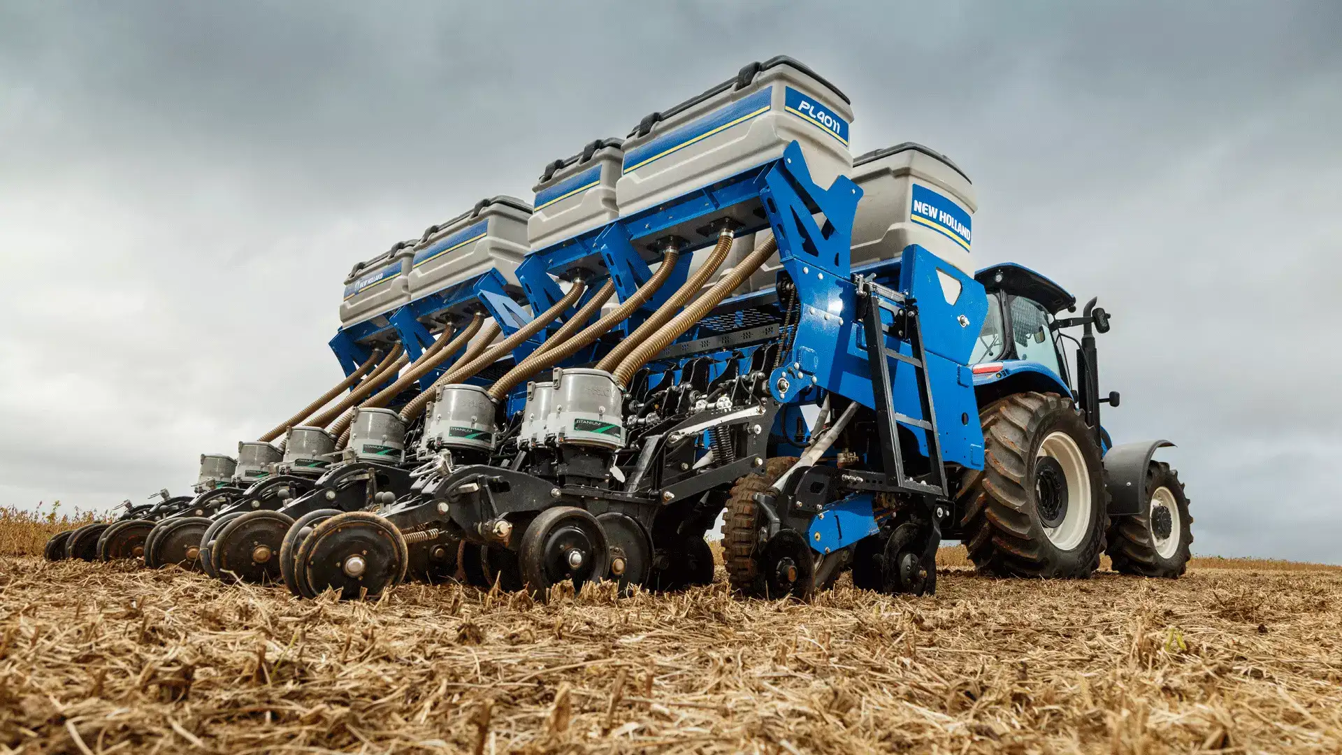 equipamentos_plantadeiras_pl4000_em_campo_visto_de_baixo_pra_cima