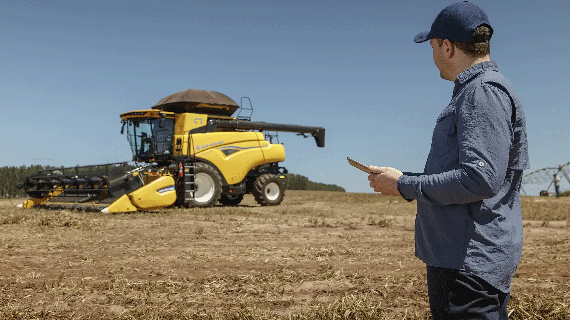 nova_cr_em_campo_com_foco_em_homem_operando_tablet