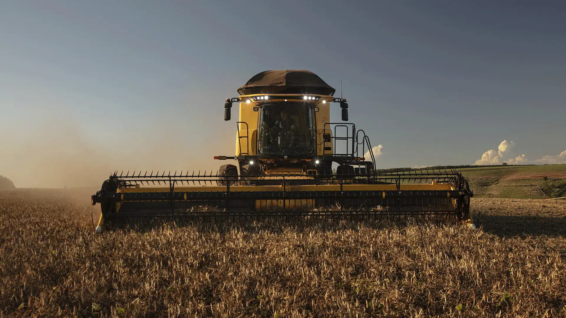 nova_cr_em_campo_visto_frontalmente_com_farois_acesos