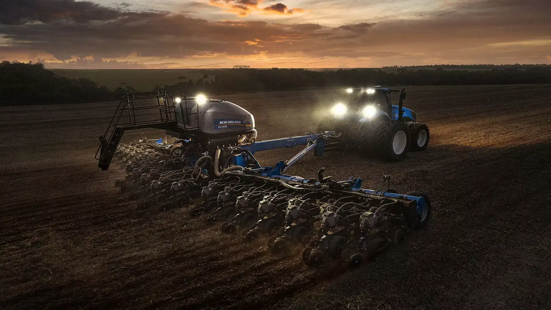 plantadeiras new holland modelo pl7000 em campo operando ao por do sol
