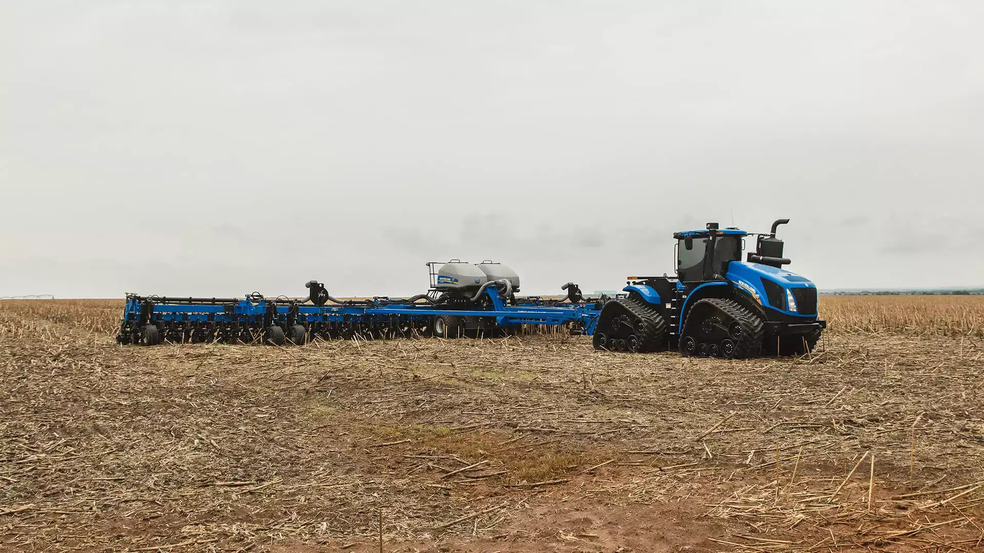 plantadeiras new holland modelo pl7000 visão lateral em campo
