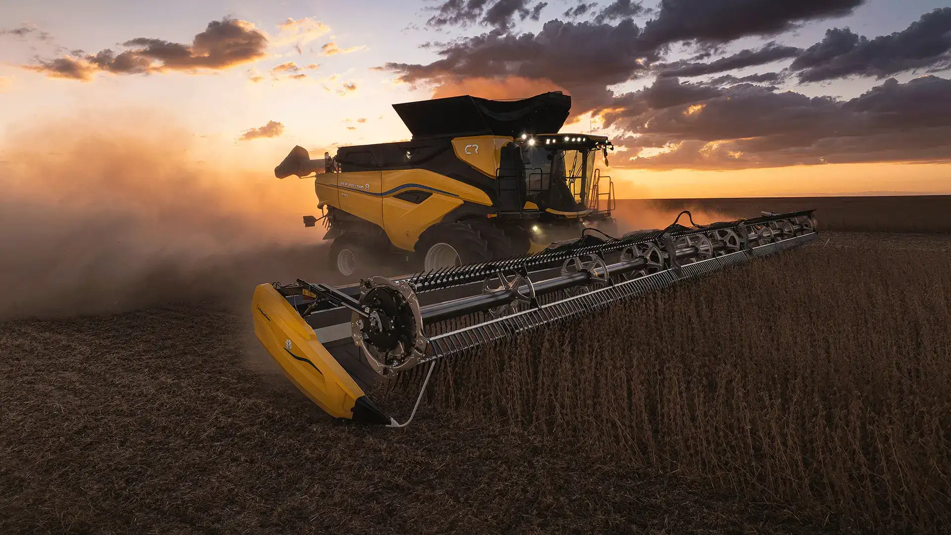 plataforma_MacDon_em_campo_em_coheitadeira_ao_fim_do_dia