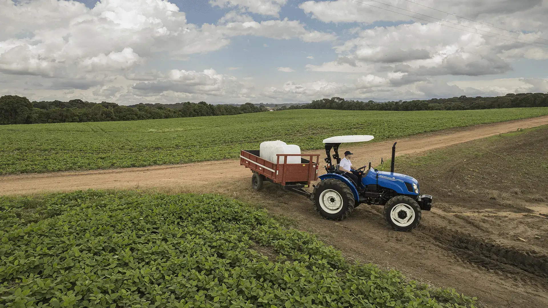 trator_tt3_em_campo_aberto_visto_de_cima