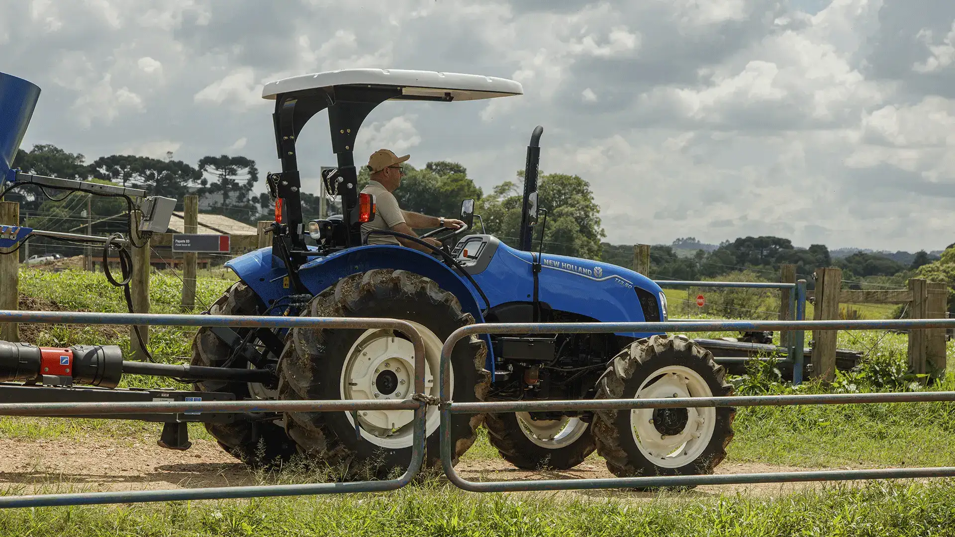 trator_tt3_em_campo_dentro_da_cerca