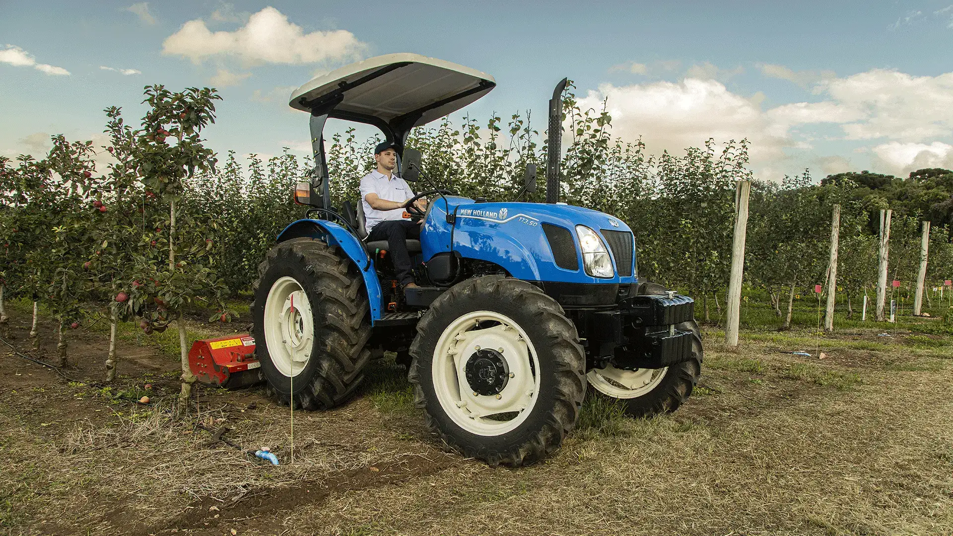 trator_tt3_em_frente_a_plantaçao