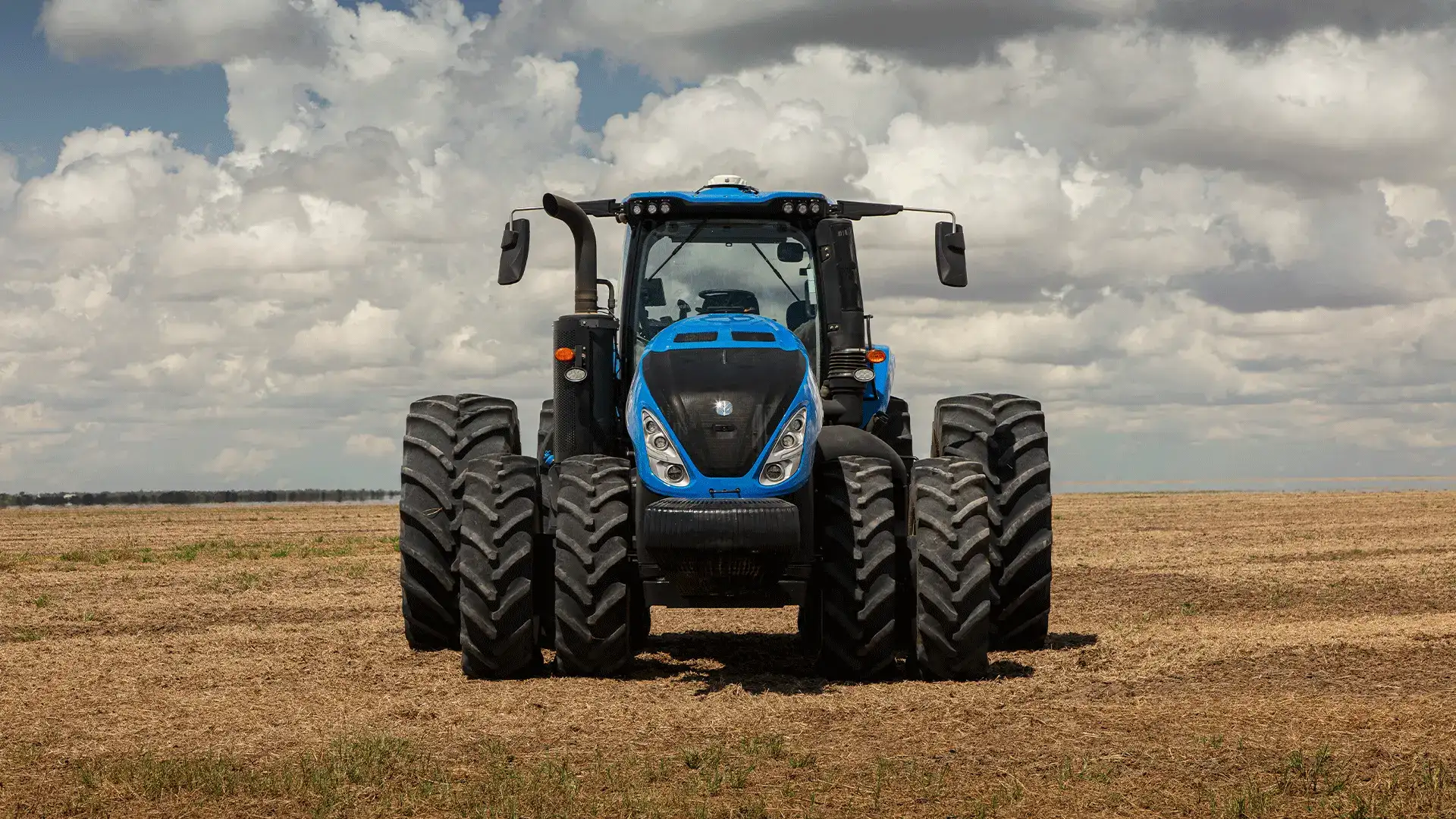 Trator_t8_plm_em_campo_seco_visto_frontalmente