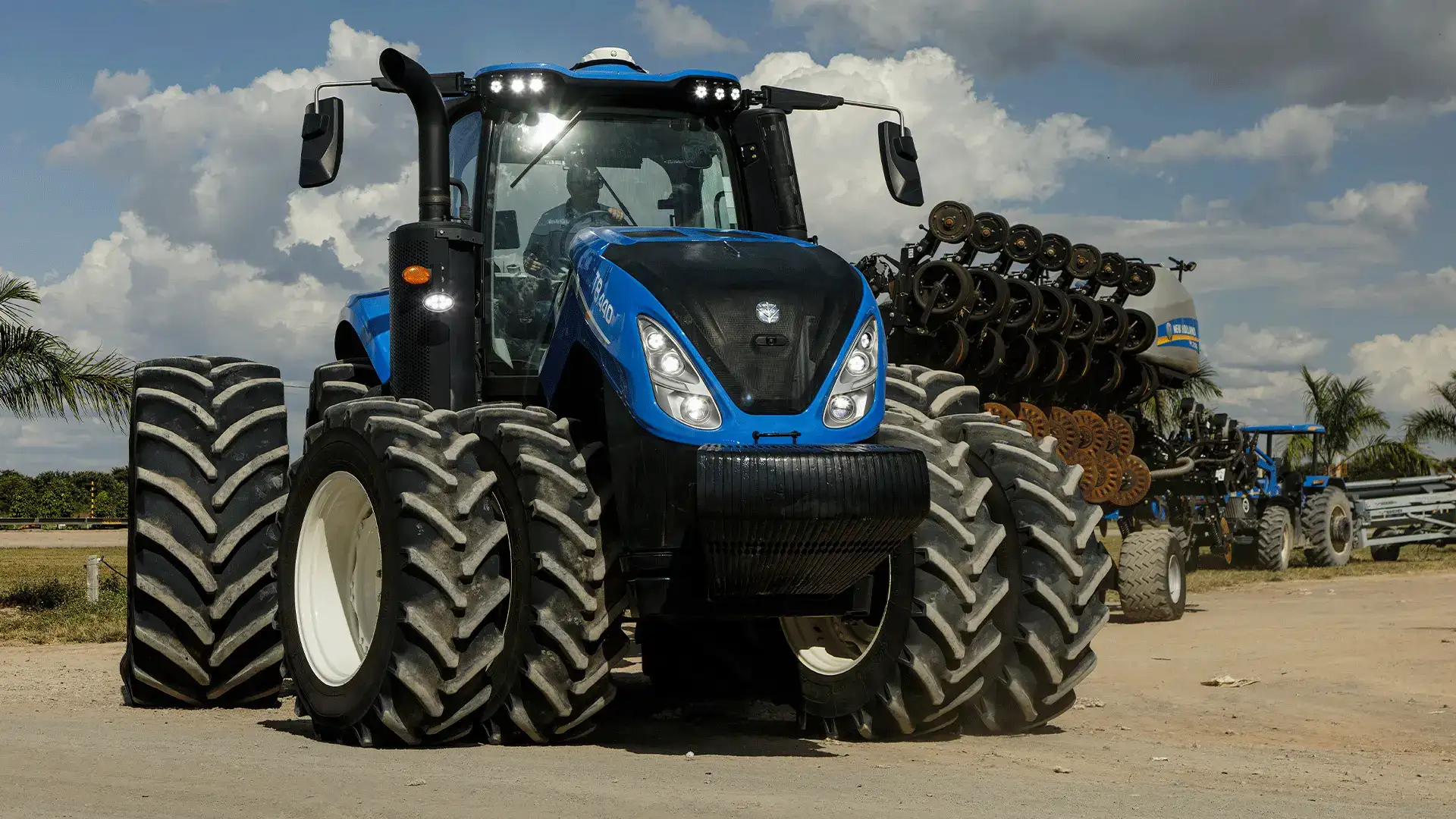 Trator_t8_plm_trator_em_frente_a_frota