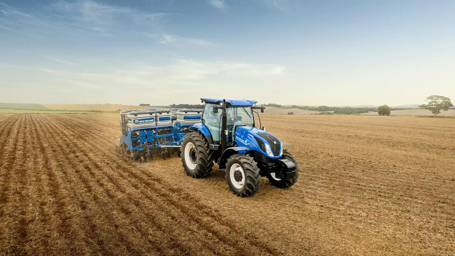 equipamentos_trator_T6.140_em_campo_aberto_marcando_o_campo