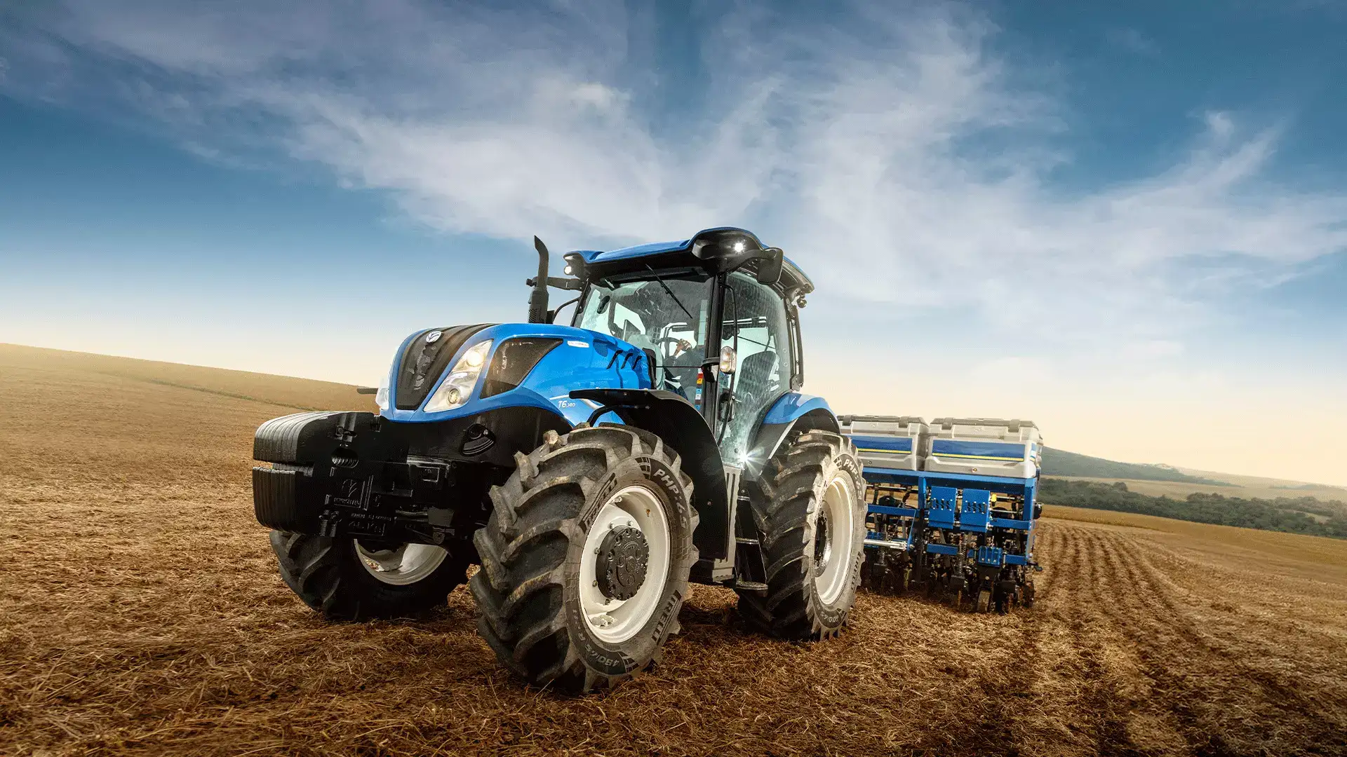 equipamentos_trator_T6.140_em_campo_visao_frontal_de_baixo_pra_cima