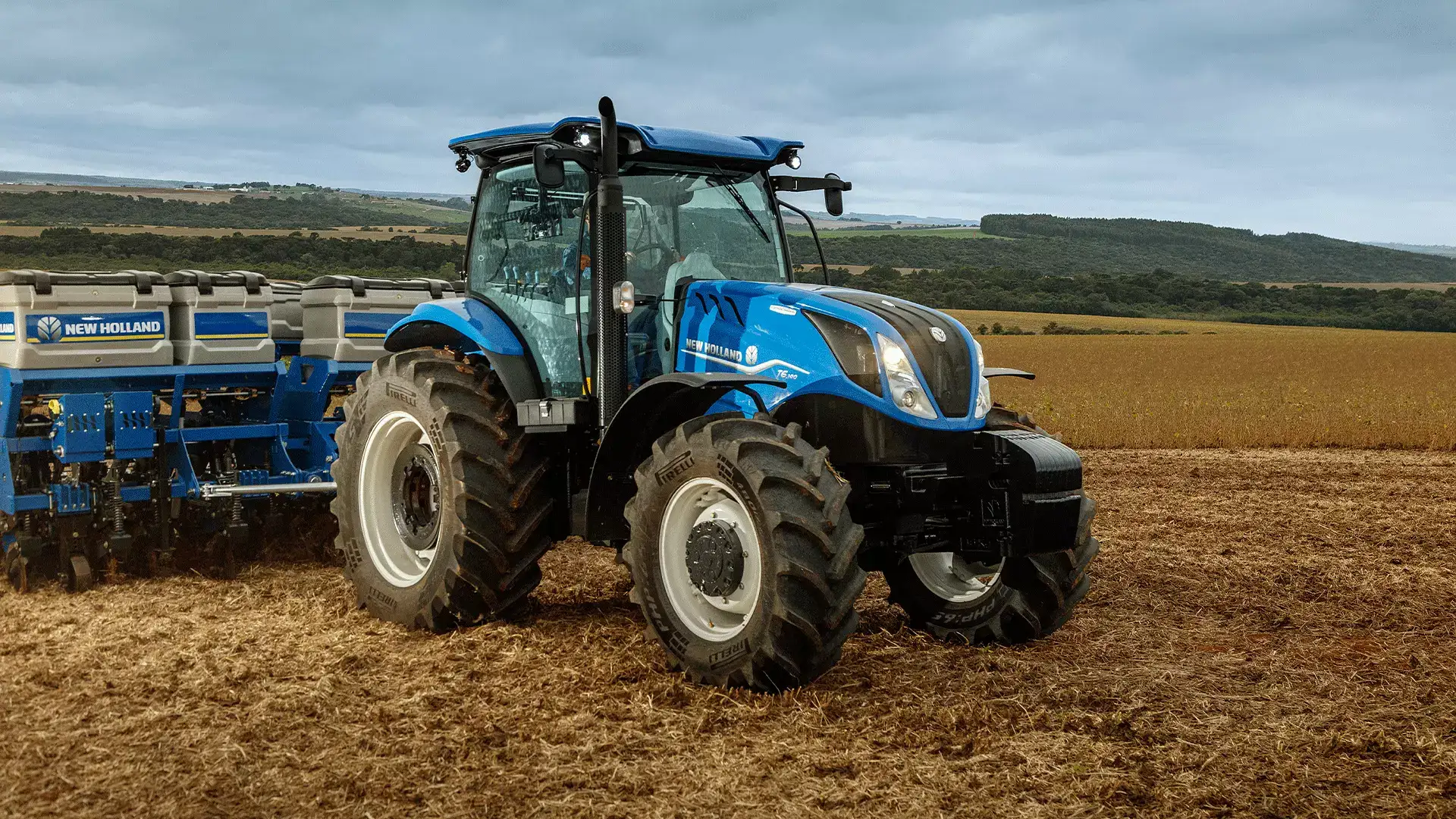 equipamentos_trator_T6.140_em_campo_visao_lateral_direita