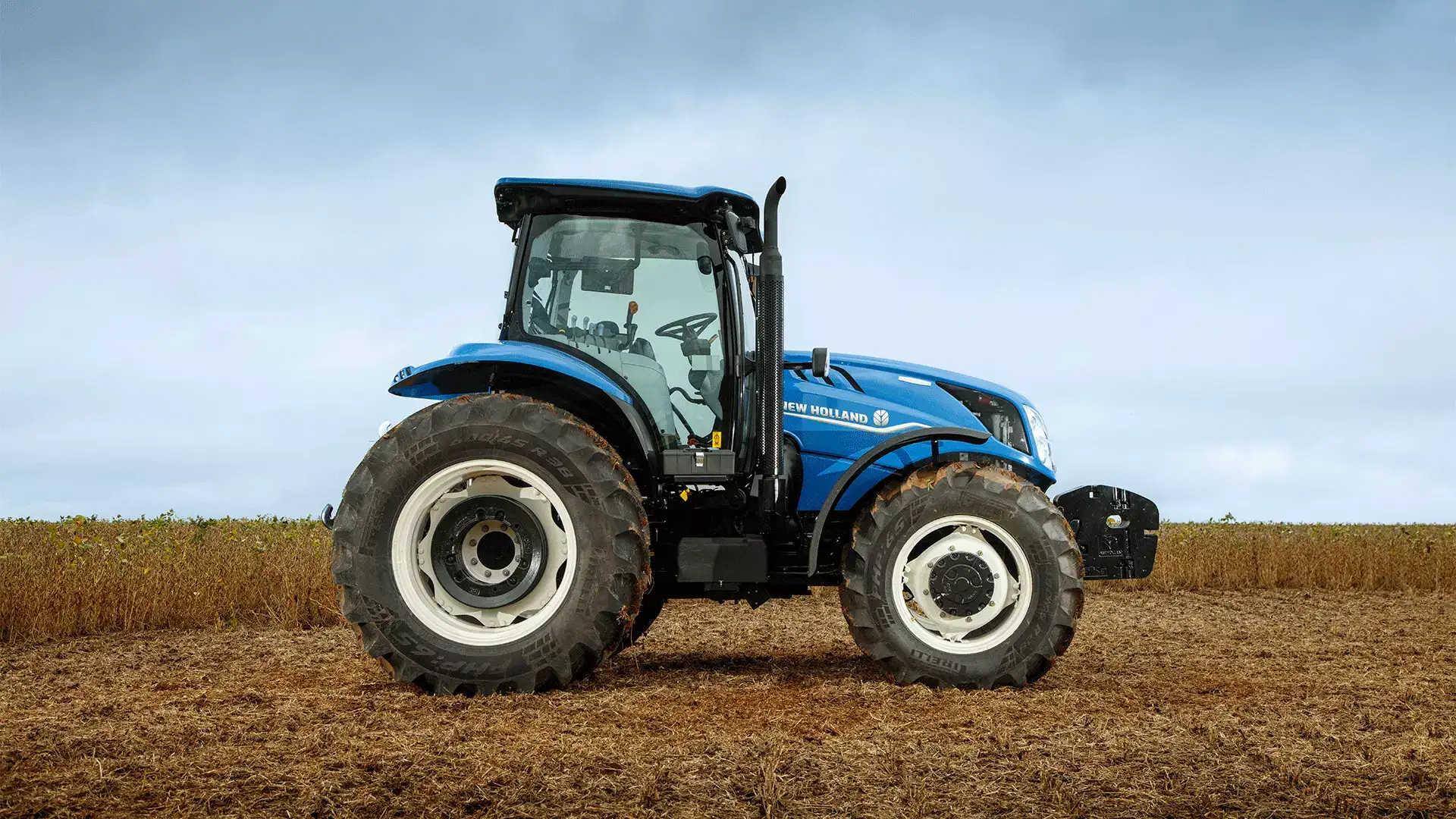 equipamentos_trator_T6.140_em_campo_visao_totalmente_lateral