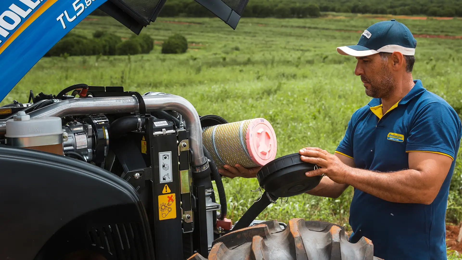 trator-new-holland-modelo-tl5-Trator-com-homem-mexendo-no-motor