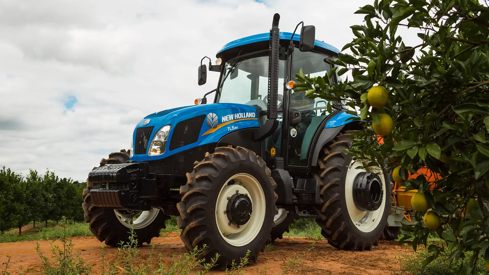 trator-new-holland-modelo-tl5-Trator-em-campo-atras-da-plantaçao