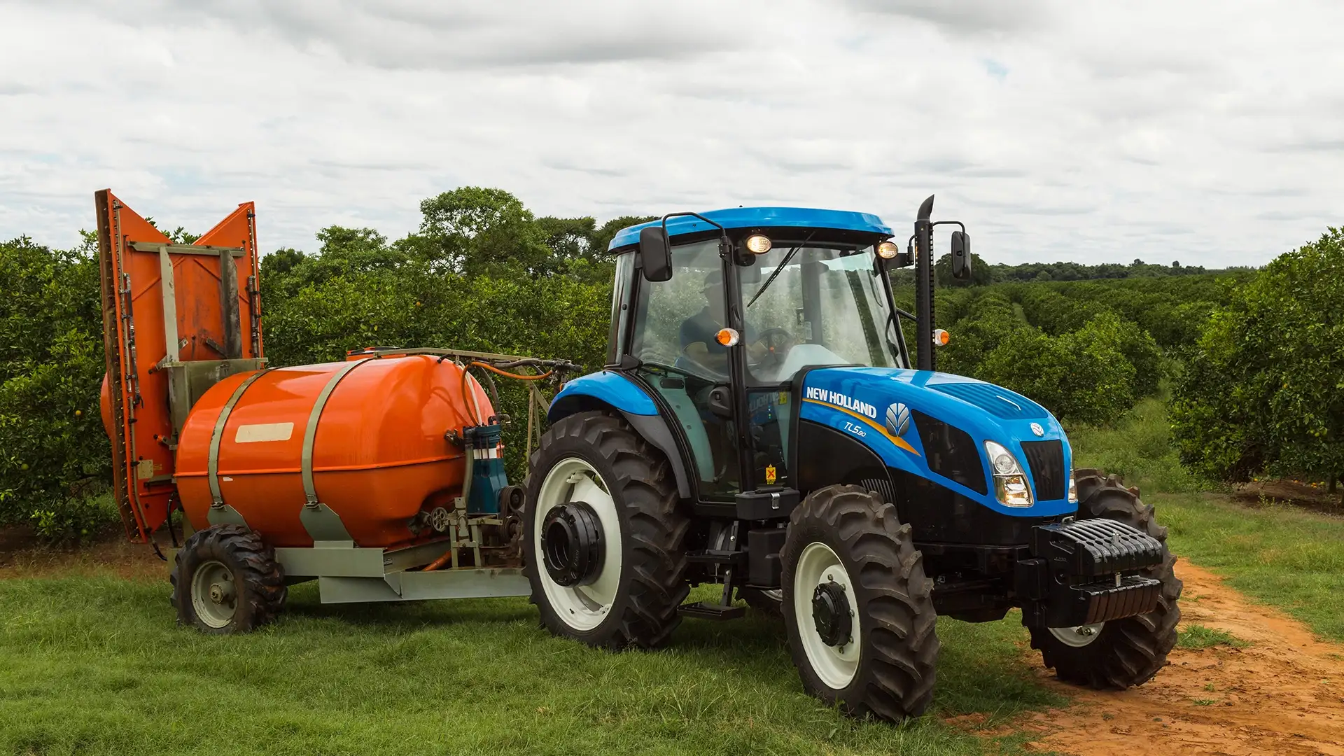 trator-new-holland-modelo-tl5-Trator-em-campo-com-carga