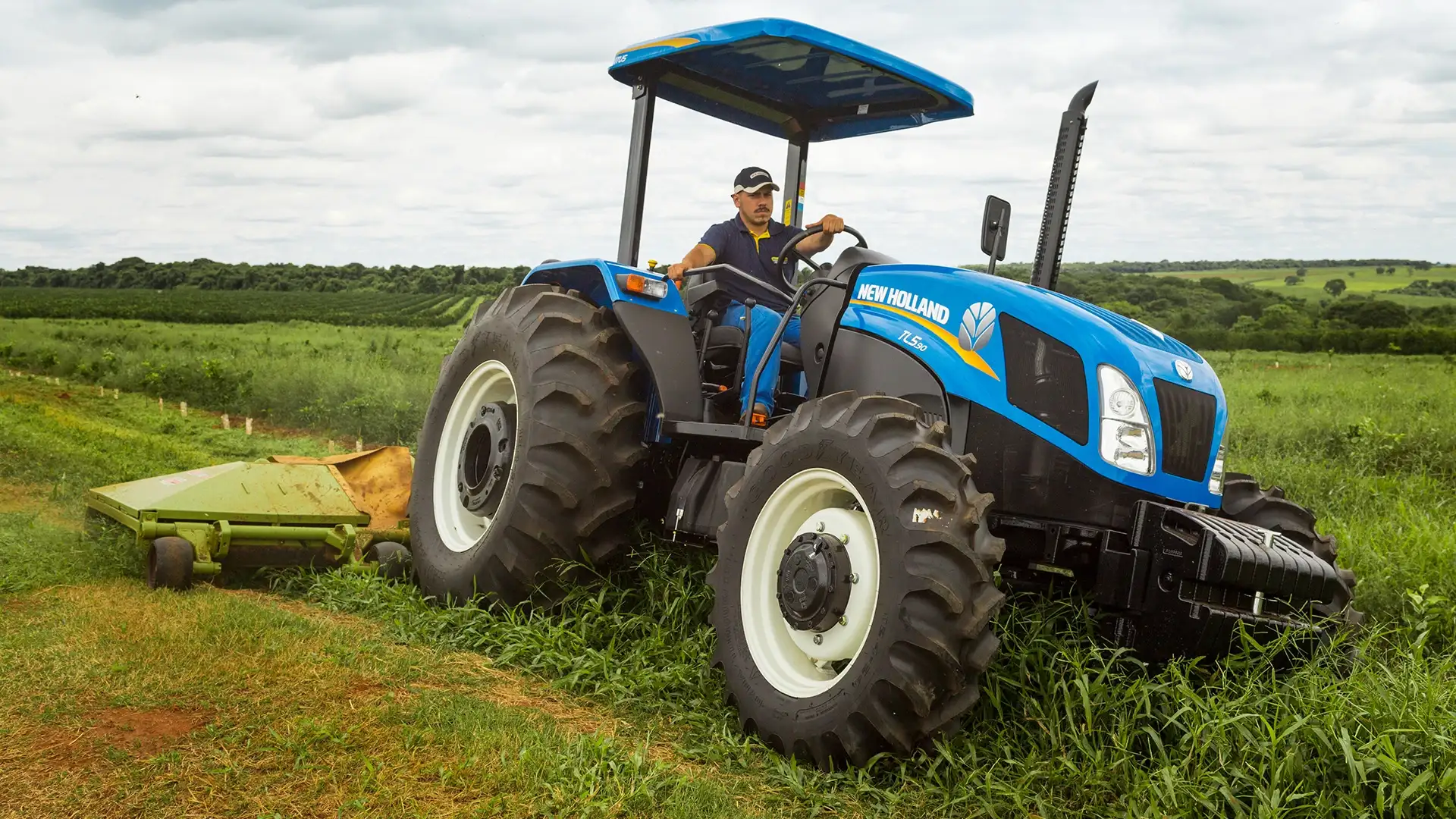 trator-new-holland-modelo-tl5-Trator-em-campo-em-aclive