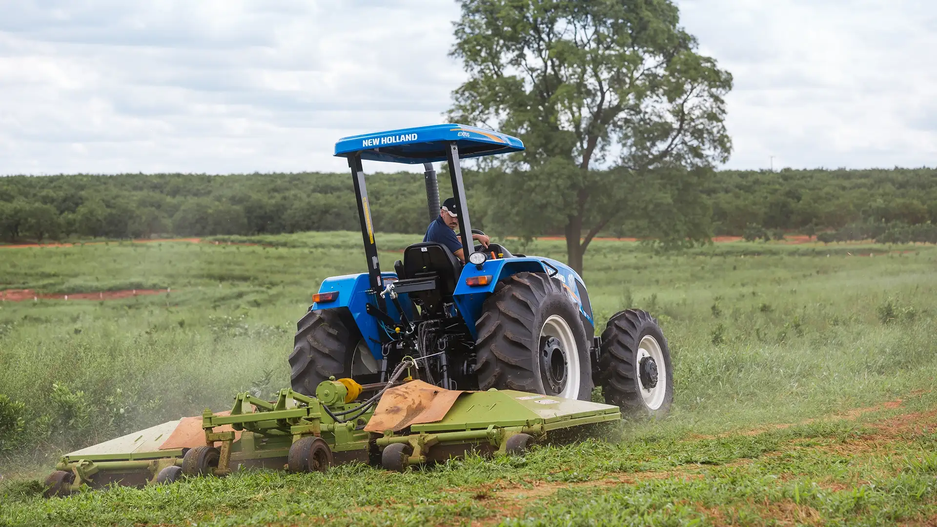 trator-new-holland-modelo-tl5-Trator-em-campo-visao-traseira